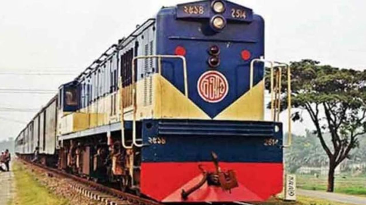 রাজশাহীতে রেললাইনে ভাঙনের পর আড়াই ঘণ্টায় ট্রেন চলাচল স্বাভাবিক